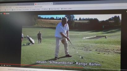 Bild: Hösamer
Das Video zeigt nicht nur Oberbürgermeister Andreas Feller bei den ersten Abschlägen mit dem Schwandorf-Ball. Es erklärt auch das Sponsoring