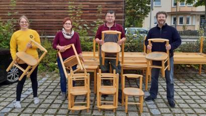 Bild: rgr
Die Möbel der evangelischen Kindertagesstätte "Kinderhaus Kunterbunt" kommen in den Kosovo. Das Bild zeigt von links die stellvertretende Leiterin Johanna Alt, Leiterin Ines Gutt, Jürgen Altmann vom Verein "Für das Leben und die Hoffnung" und Pfarrer Dr. André Fischer.