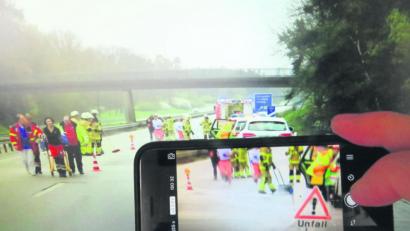 Symbolbild: Gerhard Götz
Als sich Mitte September ein tödlicher Unfall auf der A6 ereignete, hatte die Polizei mit Schaulustigen zu tun. Polizeirat und Chef der Amberger Verkehrspolizei Tobias Mattes sagt: "Das Thema Gaffer ist in der Oberpfalz angekommen".