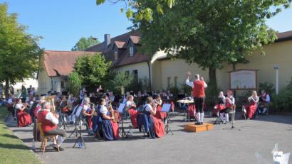 Bild: bö
Für die Musiker der Jurablaskapelle Pilsheim um Dirigent Michael Schäfer und Vorsitzendem Josef Auer ist es heuer der erste Auftritt, und der macht besonders Spaß.