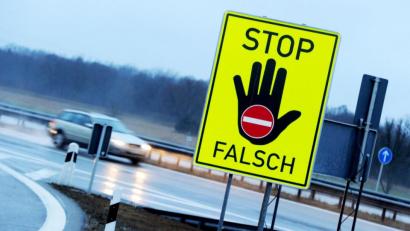 Bild: Tobias Hase/dpa
Wahrscheinlich wegen Alkoholkonsums begab sich ein 19-Jähriger in der Nacht zum Freitag auf eine gefährliche Irrfahrt auf der A 6.