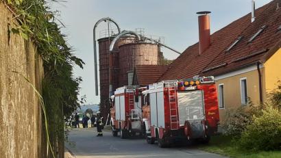 Bild: Lowak
Am Ortsausgang von Hardt in Richtung Schönbrunn droht ein Hochsilo umzukippen.