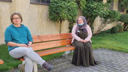 Bild: wih
Zum Tag des Flüchtlings am Freitag, 2. Oktober, erzählen Anne Kuchler von der Caritas (links) und Larisa von den Auswirkungen der Coronakrise auf das Leben in Asylbewerberunterkünften. In solch einer lebt Larisa mit ihren vier Kindern.