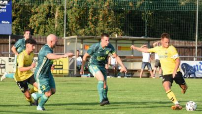 Bild: gb
Wichtiges Spiel für den SV Mitterteich im Kampf um den Klassenerhalt in der Landesliga Nordost: Die Stiftländer empfangen am Samstag den direkten Konkurrenten 1. FC Herzogenaurach. Das Bild zeigt eine Szene aus dem Vorbereitungsspiel gegen Bayernligist SpVgg Bayern Hof (4:1), von links in den grünen Trikots die Mitterteicher Akteure Kevin Krassa, Thomas Wildenauer und Manuel Dürbeck.