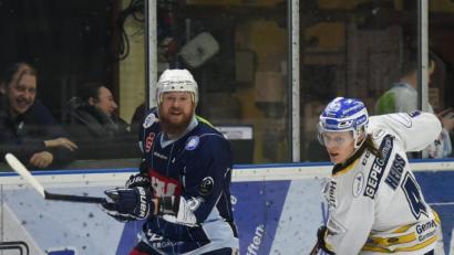Bild: gb
Am Dienstag beginnt das Training bei den Blue Devils. Das am 9. Oktober geplante erste Testspiel gegen den EV Landshut fällt für Ralf Herbst (links) und seine Teamkollegen aber aus.