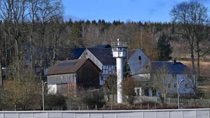 Bild: Martin Schutt
Die Mauer und ein Wachturm stehen mitten im Dorf Mödlareuth.