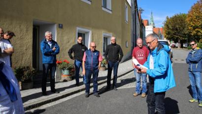 Bild: JOCHEN NEUMANN 
ERBENDORF
Mit den Anwohnern machten sich Bürgermeister Johannes Reger und Architekt Klaus Stiefler (vorne rechts) auf den Weg.