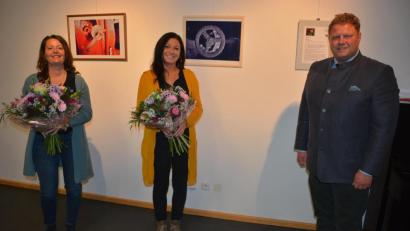 Bild: jr
Blumen überreichte Bürgermeister Stefan Grillmeier den Mitarbeiterinnen im Museum Mitterteich, Nicole Schuller (links) und Marion Papsch.