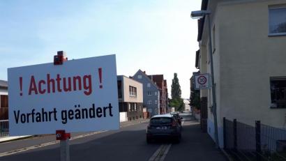 Bild: pz
In der LIststraße in Waldsassen gilt jetzt die "Rechts-vor-links"-Regel. Der Hinweis auf die Neuerung ist inzwischen von Mitarbeitern des Stadtbauhofs wieder entfernt worden.