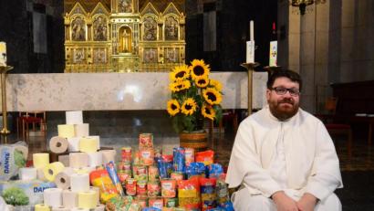 Bild: Kunz
Kaplan Pater Johannes Bosco neben dem von ihm gestalteten Corona-Erntedank-Altar in St. Josef.