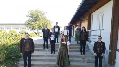 Bild: Lisa Böckl/exb
Zu sehen sind die Vorstandschaft und die geehrten Mitglieder vor dem Musikheim.
Bei der Hauptversammlung der Musikkapelle Schwarzenfeld ehrten die Vorsitzenden (vorne, von links) Mathias Winter, Kristina Betz und Markus Holzinger die langjährigen Mitglieder (hinten, von links) Josef Betz, Anja Holzinger, Sebastian Lindner, Sophie Ries, Stephanie Forster und Anita Karl. Dirigent Stefan Karl (hinten, dritter von rechts) gratulierte.