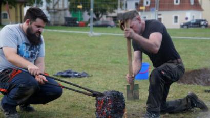 Bild: e
Bei dem Projekt hat Museumsleiter Martin Schreiner (rechts) selbst mit Hand angelegt.