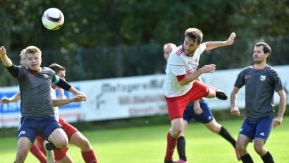 Bild: A. Schwarzmeier
Das war das 2:1 für die SpVgg Vohenstrauß: Stefan Gmeiner (weißes Trikot) erzielte den Treffer per Kopf. Beim 6:1-Sieg der Vohenstraußer in Ebnath trug sich Gmeiner dreimal in die Torschützenliste ein.