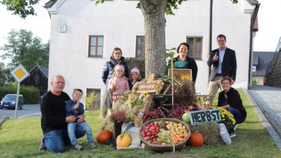 Bild: soj
Bild zeigt die freiwilligen Helfer, die den Aufgang zur Kirche durch verschiedene Symbole zum Erntedankfest verschönert haben. Bürgermeister Wolfgang Söllner (rechts) bedankte sich im Namen der Gemeinde für die Ausführung der Arbeiten.