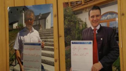 Bild: wel
An der Ausstellungswand: Auch Landrat Thomas Ebeling (rechts) und Bürgermeister Martin Birner beteiligen sich an der Aktion der evangelischen Kirchengemeinde.