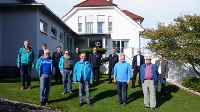 Bild: eib
Josef Irlbacher (Vierter von rechts) freute sich über zahlreiche Gratulanten zu seinem 70. Geburtstag.