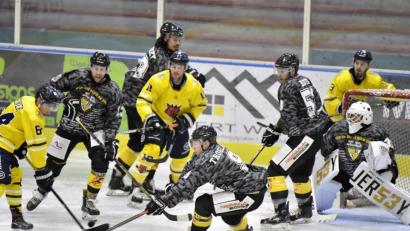 Bild: Hubert Ziegler
Alarmstufe rot vor dem Amberger Torhüter Timon Bätge (rechts).