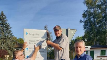 Bild: exb
Noch ganz analog gehören auch die 22 neuen Info-Stelen zu dem Konzept, die vor kurzem über die Ortsdurchfahrt verteilt installiert wurden. Die einheitlich gestalteten Stelen aus Granit und Aluminium, den beiden in Flossenbürg hauptsächlich verarbeiteten Rohstoffen, weisen Gästen den Weg zu Betrieben, Kultur- und Freizeiteinrichtungen.