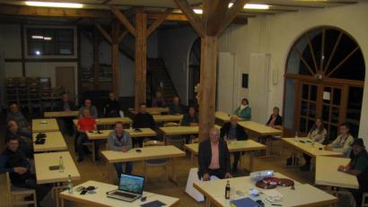 Bild: Günter Kopp, Gemeinde Kulmain/exb
Die Vereinsvertreter trafen sich mit Bürgermeister Günter Kopp (vorne) zur Erarbeitung eines Jahresprogramms.