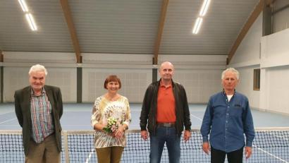 Bild: mab
Sie sind seit Jahrzehnten dem Schwarzenfelder Tennis treu verbunden. Für 35 Jahren wurden (von links) Ludwig Beslmeisl und Marianne Heller und für 50 Jahre Hubertus Blaß (50 Jahre) ausgezeichnet. Stellvertretender Abteilungsleiter Werner Cyganek (rechts) nahm die Ehrungen vor.