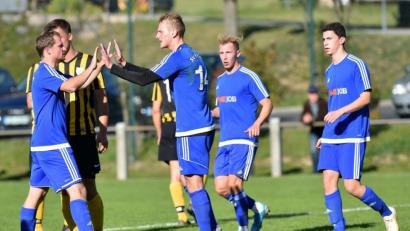 Bild: A. Schwarzmeier
Der Etzenrichter Spielertrainer Andreas Wendl (links) klatscht Noah Scheler, Torschütze zum 1:0, ab. Der SV Etzenricht siegte beim SV Kulmain deutlich mit 5:1.