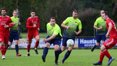 Bild: ham
SpVgg-Goalgetter Bastian Lobinger (Mitte) zieht ab, aber ein Tor wollte der SpVgg Pfreimd gegen den TSV Seebach nicht gelingen.