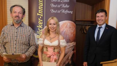Bild: usc
Als Kammerbeste und zweite Landesbeste schnitt Alina Schönberger ab. Ihr gratulierten ihr Ausbilder und Obermeister Alfred Schuller (links) und der Bereichsleiter Berufsbildung der Handwerkskammer Niederbayern-Oberpfalz, Wolfgang Reif, der für die gute Leistungen einen Bildungsgutschein in Höhe von 300 Euro überreichte.