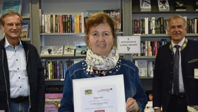 Bild: lue
Die Buchhandlung St. Peter der Lebenshilfe Kreisvereinigung in Tirschenreuth hat zum zehnten Mal in Folge das Gütesiegel „Leseforum Bayern – Partner der Schulen“ erhalten. Über die Auszeichnung freuen sich Geschäftsführer Berthold Kellner, die Leiterin der Buchhandlung, Gertraud Ernstberger, und Landrat Roland Grillmeier (von links).