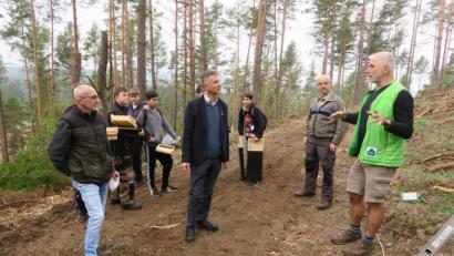 Bild: exb
Die Schüler der 8. Klasse der Mittelschule Ursensollen beim Anbringen der selbstgebauten Fledermauskästen im Gemeindewald bei Ehringsfeld. Mit dabei (von links) Klassenleiter Raimund Rückert, Bürgermeister Albert Geitner, Förster Michael Bartl und Fledermausexperte Rudi Leitl.