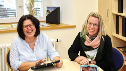 Bild: JOCHEN NEUMANN 
ERBENDORF
Kinderleicht ist die Bedienung der Kita-Info-App. Auf dem Bild Kindergartenleiterin Kathrin Öcal (rechts) und Mitarbeiterin Helga Sowa (links).
