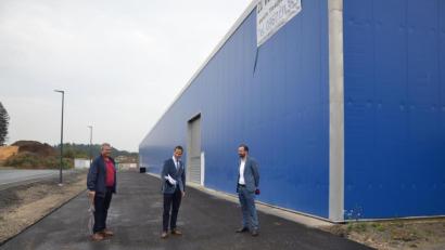 Bild: gi
Die Bürgermeister Armin Bulenda (rechts) und Helmut Meindl (links) informierten Albert Rupprecht über die Pläne Moosbachs neue Arbeitsplätze zu schaffen.