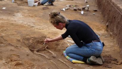 Bild: hm
Zum mittlerweile zehnten Mal haben bei Iffelsdorf archäologische Ausgrabungen stattgefunden. Zum Vorschein kam beispielsweise auch ein Skelett aus der Slawenzeit