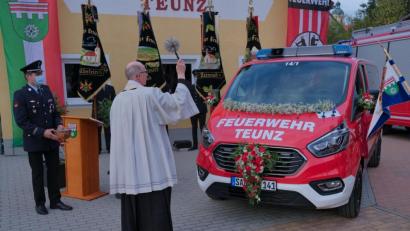 Bild: tkr
Pfarrer Herbert Rösl segnete das neue Fahrzeug der Feuerwehr Teunz und schloss darin auch die Feuerwehrmänner und -frauen ein. Er sparte weder beim Fahrzeug noch bei den Personen mit dem Weihwasser.