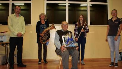Bild: mri / Julia Bäuml
Fast 60 Jahre schon spielt Engelbert Weiß (vorne) bei der Großkonreuther Blasmusik. Dafür dankten auch (hinten von links) Markus Werner, Regina Strehl, Marina Richtmann und Theresa Bäuml.
