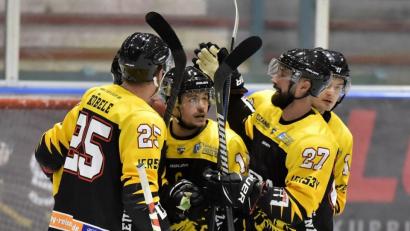 Archivbild: Hubert Ziegler
Jubel bei ERSC Amberg: Im ersten Bayernliga-Spiel gewann der Aufsteiger in Königsbrunn mit 5:2.