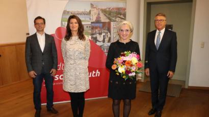 Bild: Stadt Tirschenreuth/exb
Mit einem Blumenstrauß und einem Restaurantgutschein bedankten sich bei Gabriele Saller (Zweite von rechts) Bürgermeister Franz Stahl (rechts), der Leiter der Hauptverwaltung, Markus Bergauer (links), und Leiterin der Tourist-Information Stefanie Süß.