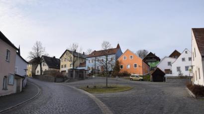 Bild: fz
Die Gemeinde hofft, dass der Buswendeplatz nicht die gedeckelten Mittel verschlingt. Die Neigung abzusenken, wird wohl teuer werden.