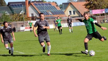 Bild: heh
Mit einem 1:0-Erfolg stürzte die (SG) SV Mitterteich II/SV Steinmühle I am Sonntag den VfB Arzberg vor der Tabellenspitze der Kreisliga Süd. Die Gäste bestimmten zwar das Geschehen, konnten sich aber gegen die starke SG-Defensive nicht entscheidend durchsetzen. Hier kommt der Arzberger Korbinian Lang (rechts) vor Tobias Santl (links) und Andreas Gradl (Mitte) zum Schuss.
