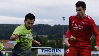 Bild: ham
Der Pfreimder Johannes Zeus (links) wird in der 86. Minute von dem Seebacher Sandro Nickl attackiert, also ein ganz normaler Zweikampf, wie er in jedem Spiel zigmal vorkommt. Das Zusammentreffen der beiden Spieler ging für den Pfreimder jedoch nicht so gut aus. Zeus wurde schwer am Knie verletzt.