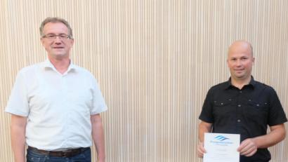 Bild: ohr
Wasserwart Jürgen Obendorfer (rechts) absolvierte erfolgreich die Ausbildung als Fachkraft für Wasserversorgungstechnik. Verbandvorsitzender Franz Grabinger (links) händigte die Bestellungsurkunde aus.