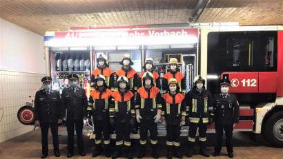 Bild: wmi
Bestens vorbereitet von ihren Ausbildern stellt sich eine Gruppe der Vorbacher Feuerwehr der Leistungsprüfung. Die Umstände sichern ihr sicherlich einen Platz in der Vereinsgeschichte der Wehr.