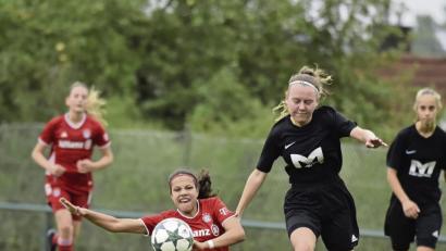Bild: zg
Melina Schrott vom TSV Theuern (rechts vorne) hat ihre grätschende Münchener Gegenspielerin überlaufen und zieht davon. Die Punkte nahm allerdings der FC Bayern mit.
