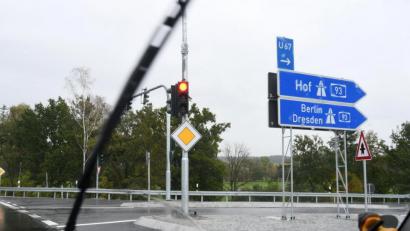 Bild: Gabi Schönberger
Eingeschaltet: Seit Freitagmittag regeln die neuen Ampeln auf der Südost-Tangente an den Autobahn-Anschlussstelle Weiden-Süd den Verkehr.