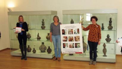 Bild: Dobmeier
Über spannende Veranstaltungen im Bereich des Kinder-Kulturprogramms im Jubiläumsjahr des Keramik-Museums informieren Irene Fritz (Mitte) und Stefanie Dietz (rechts am Plakat) die Kulturpaten (von links) Robert Stahl von der Sparkasse Oberpfalz Nord, Stephanie Forster von der Volksbank Raiffeisenbank Nordoberpfalz, und Karlheinz Schreiner von den Vereinigten Sparkassen Eschenbach, Neustadt, Vohenstrauß.