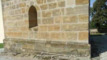 Bild: gm
Man sieht der Nikolauskirche in Pittersberg die Schäden rundum an. Auch die Fundamente um den im Jahre 1887 erbauten mächtigen Turm brauchen Ausbesserungen und Hilfe.