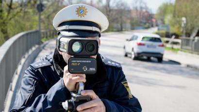 Symbolbild: Matthias Balk/dpa
Die Verkehrspolizei Weiden hat ihre Statistik für September 2020 veröffentlicht. Sie erwischte 1946 Fahrzeugführer, die zu schnell fuhren.