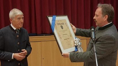 Bild: ld
Zum Altbürgermeister wurde Ludwig König (links) von seinem Nachfolger Bernhard Schindler ernannt. In einer Festsitzung überreichte der amtierende Bürgermeister die Urkunde und erhielt ein besonderes Geschenk.