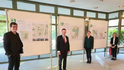 Bild: Josef Wieder
Beim ersten Ausstellungsrundgang (von links) Bau- und Planungsdezernent Oliver Seidel, Oberbürgermeister Jens Meyer, Marion Stelzl von der Stadtplanung sowie Jessica Schröder von Dragmomir Stadtplanung aus München. :