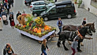 Bild: bph
Mit dem Einholen des reich geschmückten Erntewagens des Landvolks Brudersdorf-Diendorf, darauf die stattliche Erntekrone, begann in Nabburg der Festtag wie in kaum einer anderen Pfarrei in der ganzen Region.