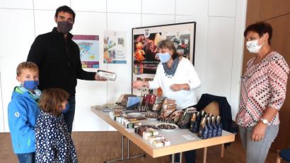 Bild: Hirsch
Beim Umwelttag hatten die kirchlichen Organisationen auch Produkte aus fairem Handel im Angebot.